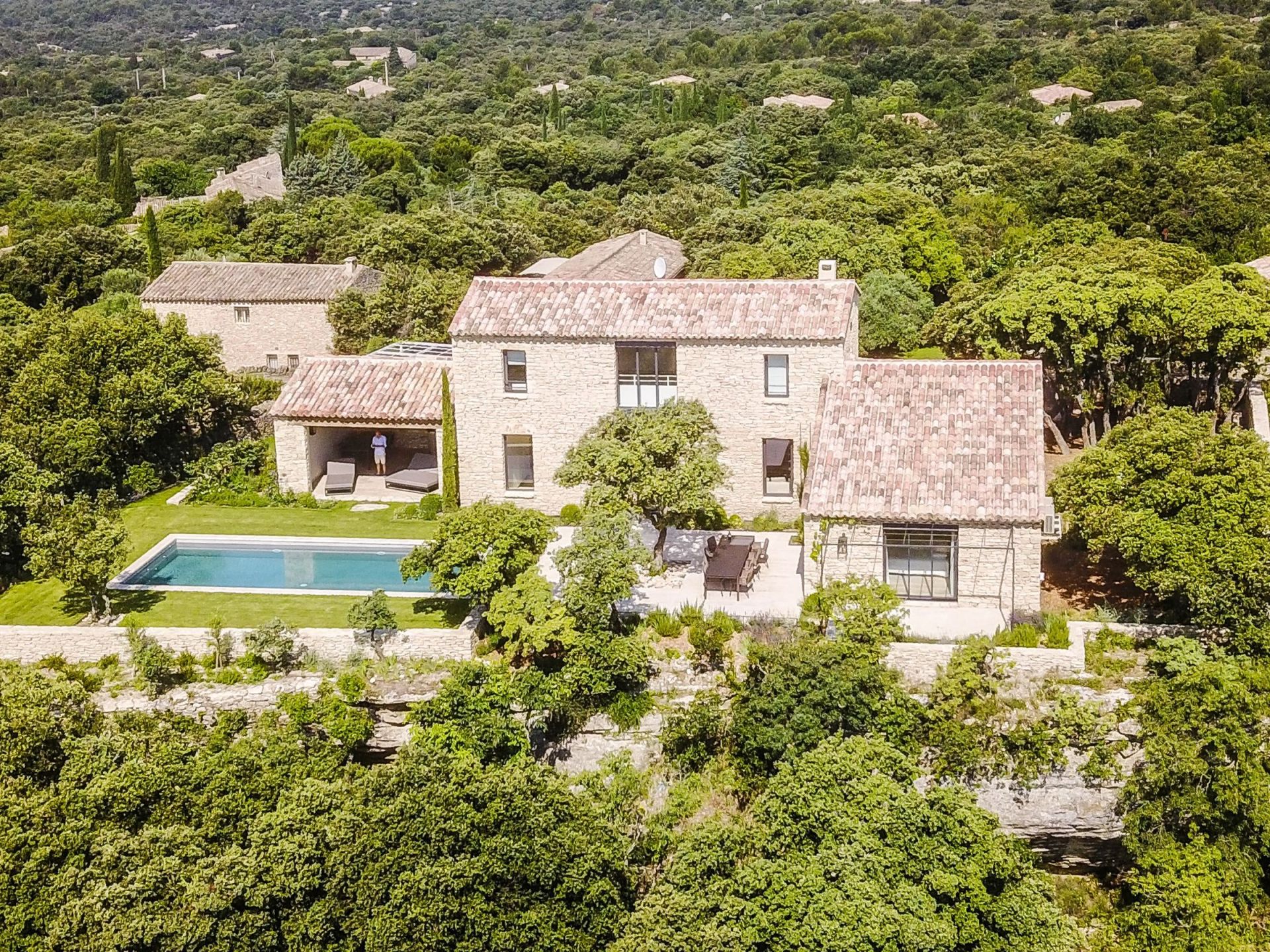 maison 5 pièces en location saisonnière sur GORDES (84220) maison 5 pièces en location saisonnière sur GORDES (84220)