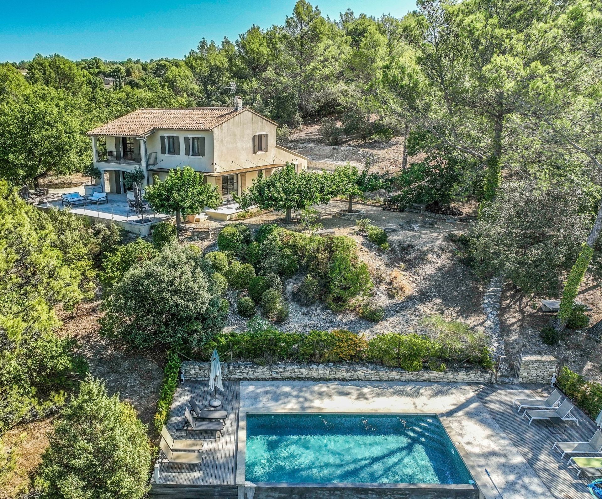 maison traditionnelle 4 pièces en location saisonnière sur LUBERON (84220) maison traditionnelle 4 pièces en location saisonnière sur LUBERON (84220)