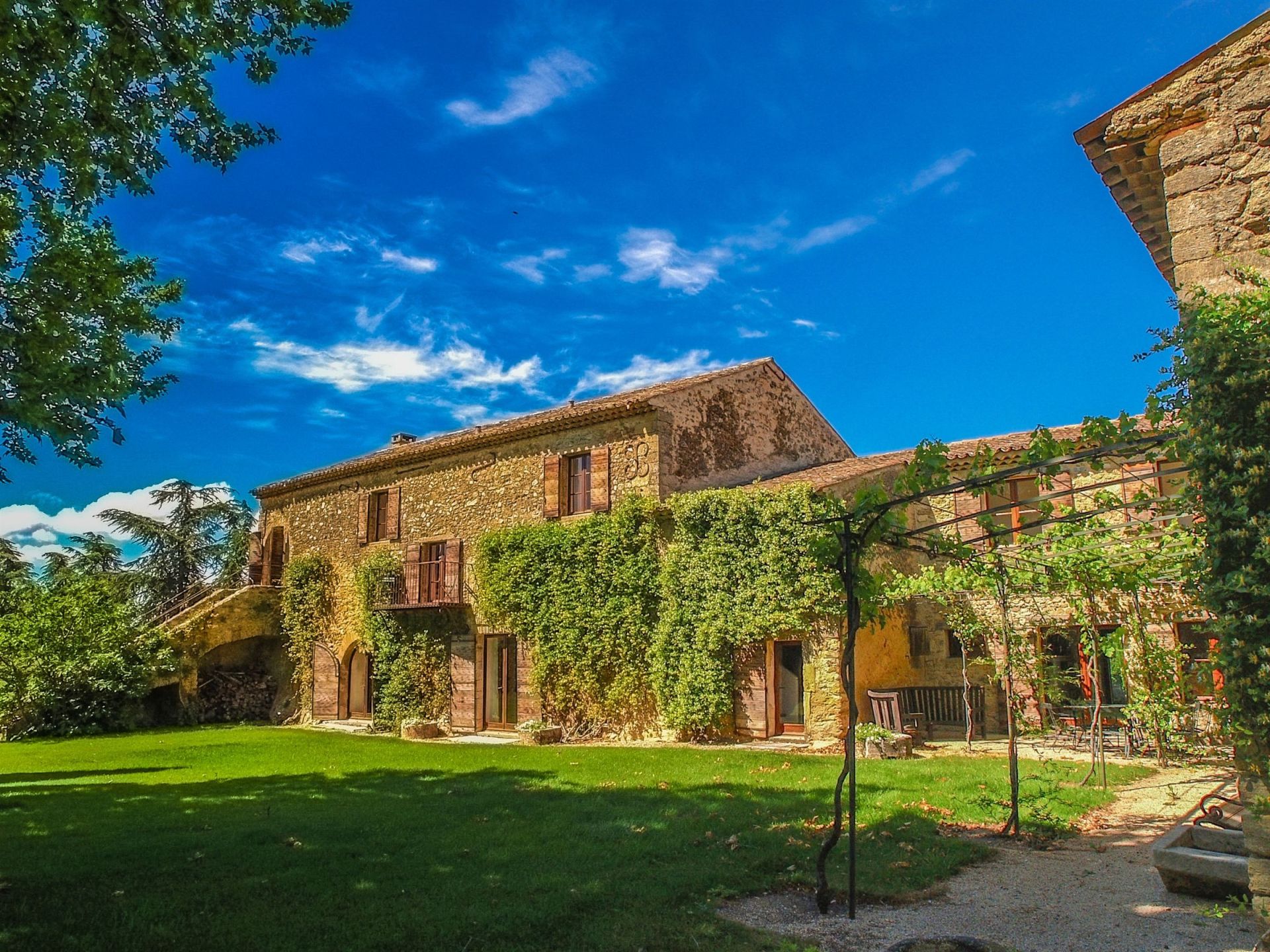 mas 14 Pièces en location saisonnière sur LOURMARIN (84160)