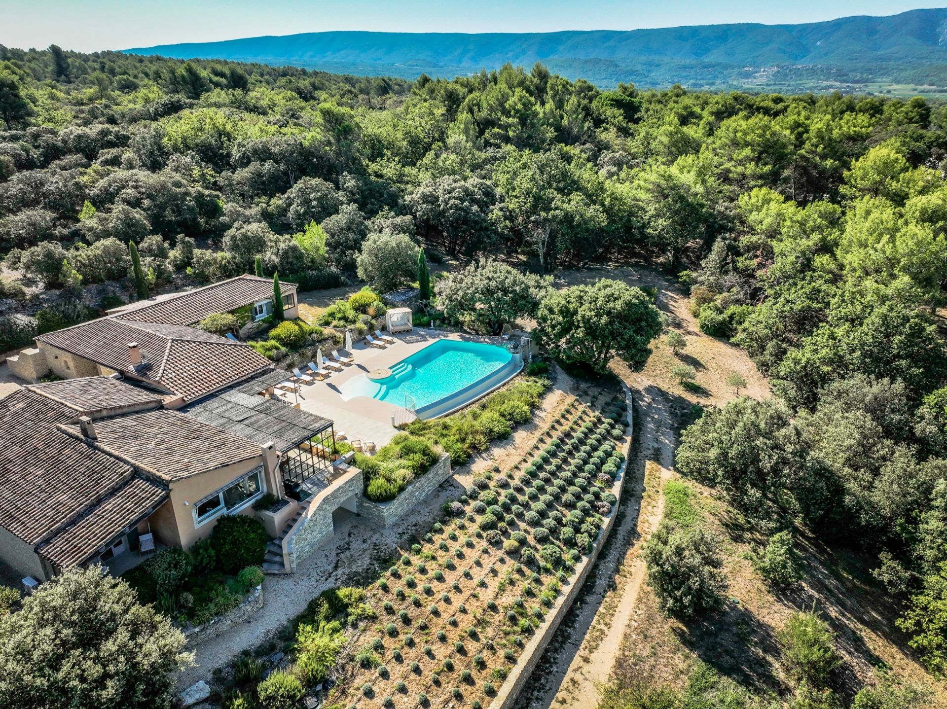 house 10 rooms for seasonal rent on GORDES (84220) house 10 rooms for seasonal rent on GORDES (84220)