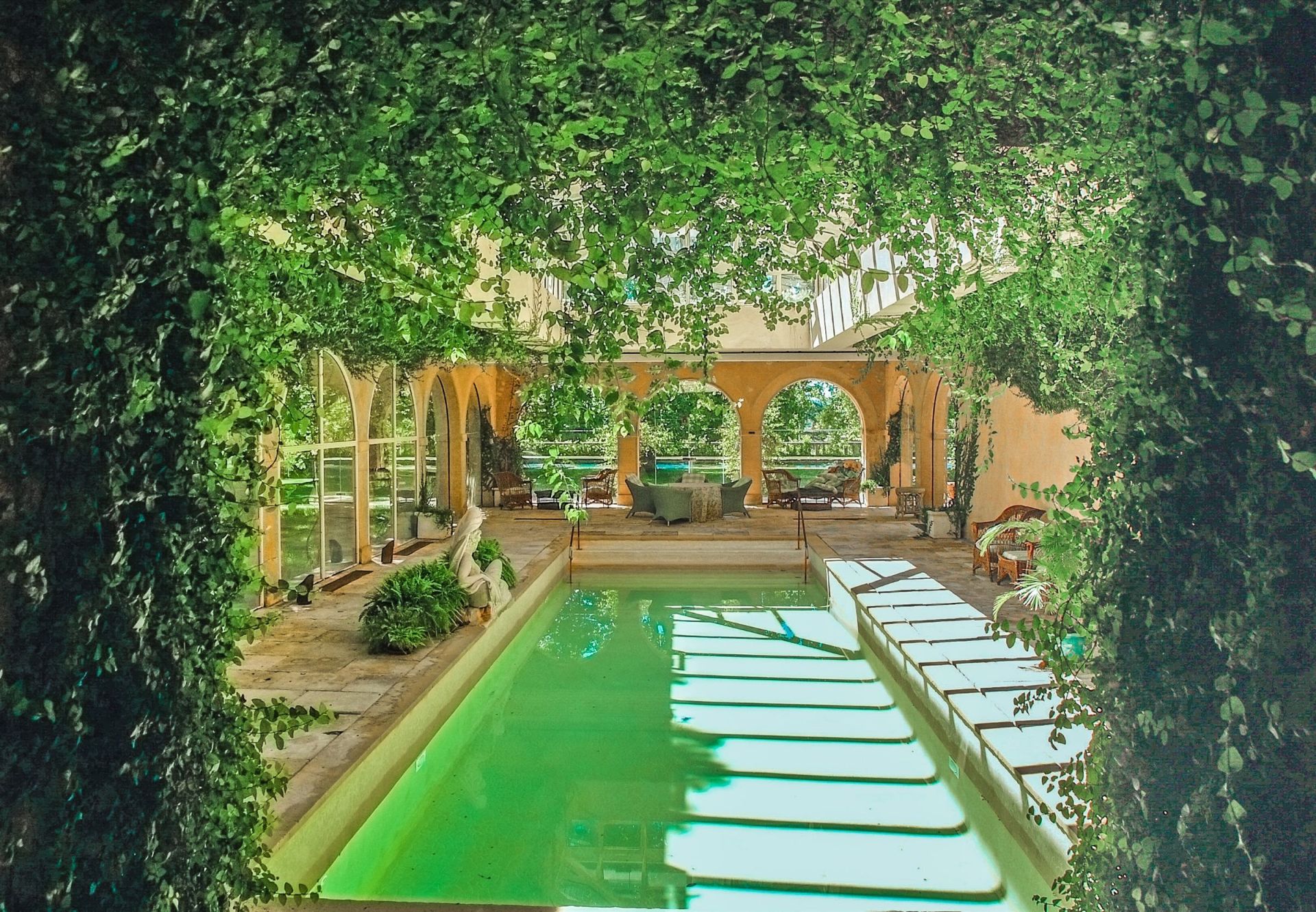 castle 35 Rooms for seasonal rent on LOURMARIN (84160)