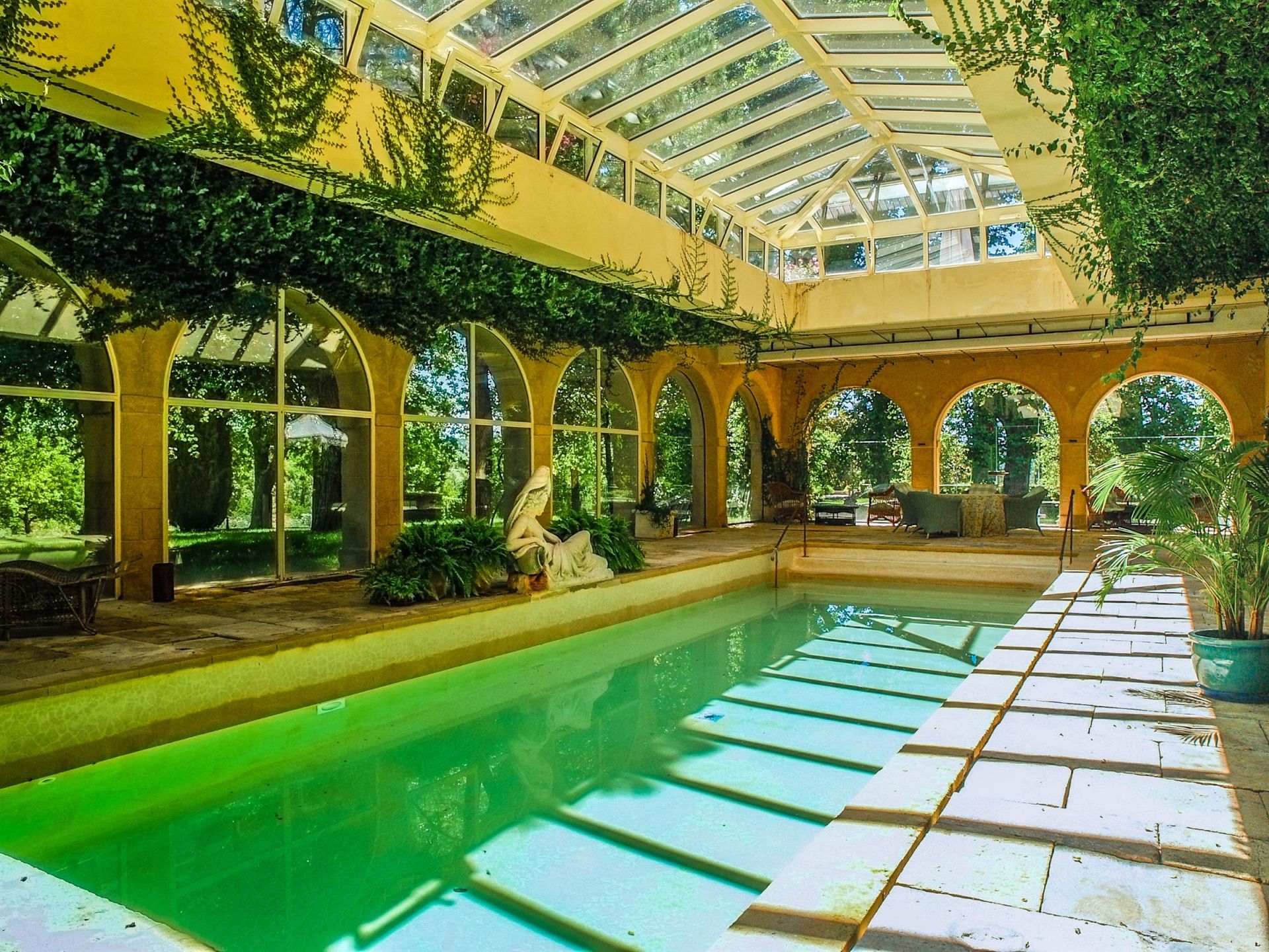 castle 35 Rooms for seasonal rent on LOURMARIN (84160)