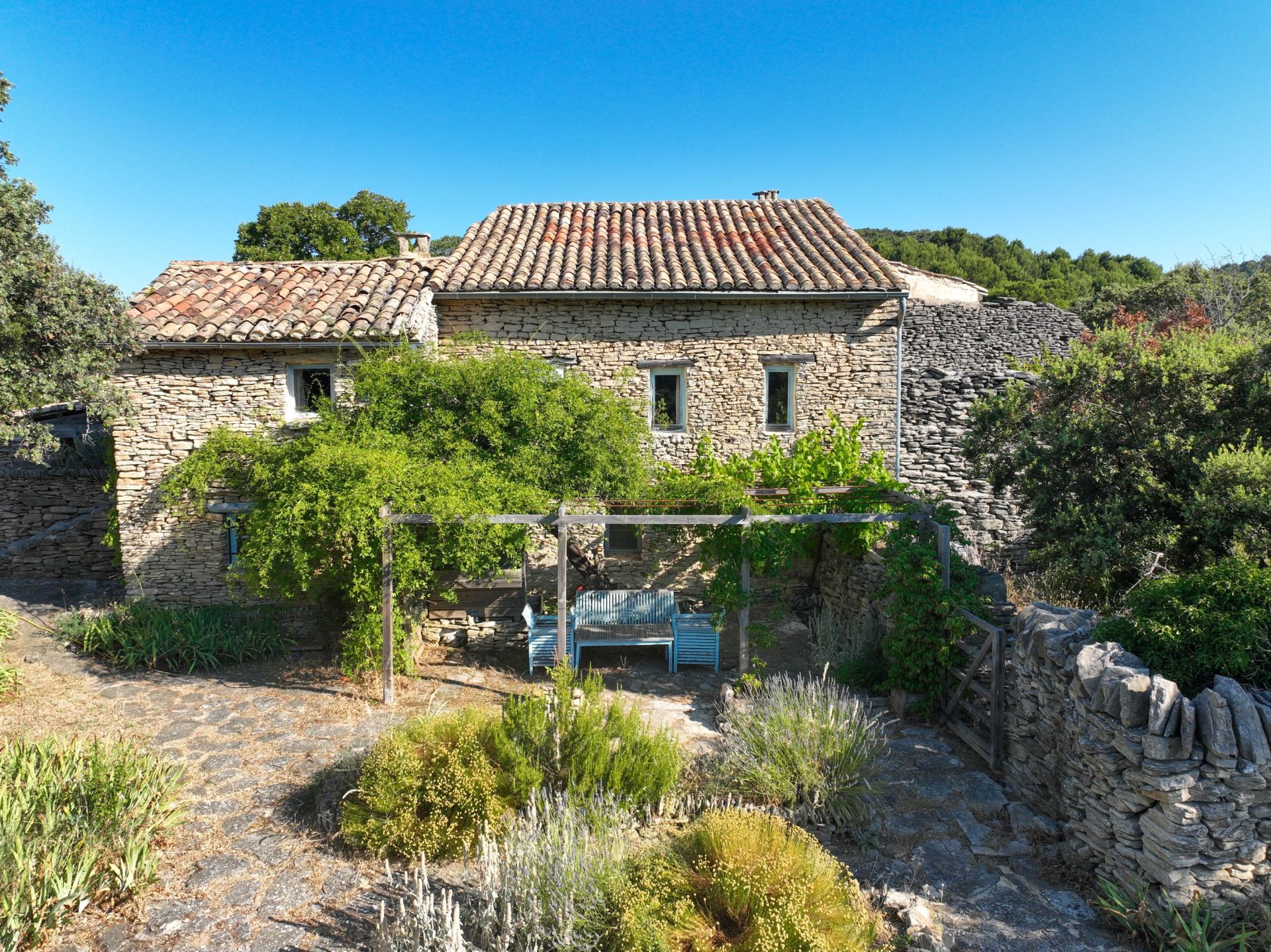 house 12 Rooms for sale on SAUMANE DE VAUCLUSE (84800)