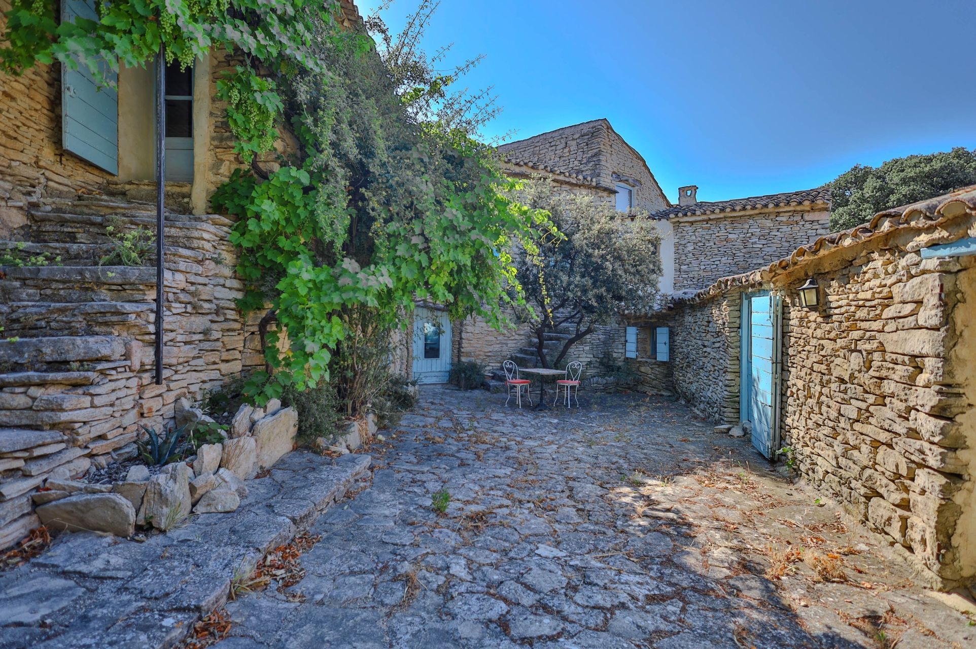 house 12 Rooms for sale on SAUMANE DE VAUCLUSE (84800)