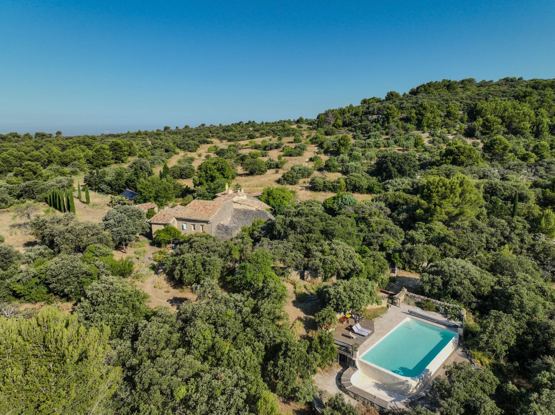 house 12 Rooms for sale on SAUMANE DE VAUCLUSE (84800)