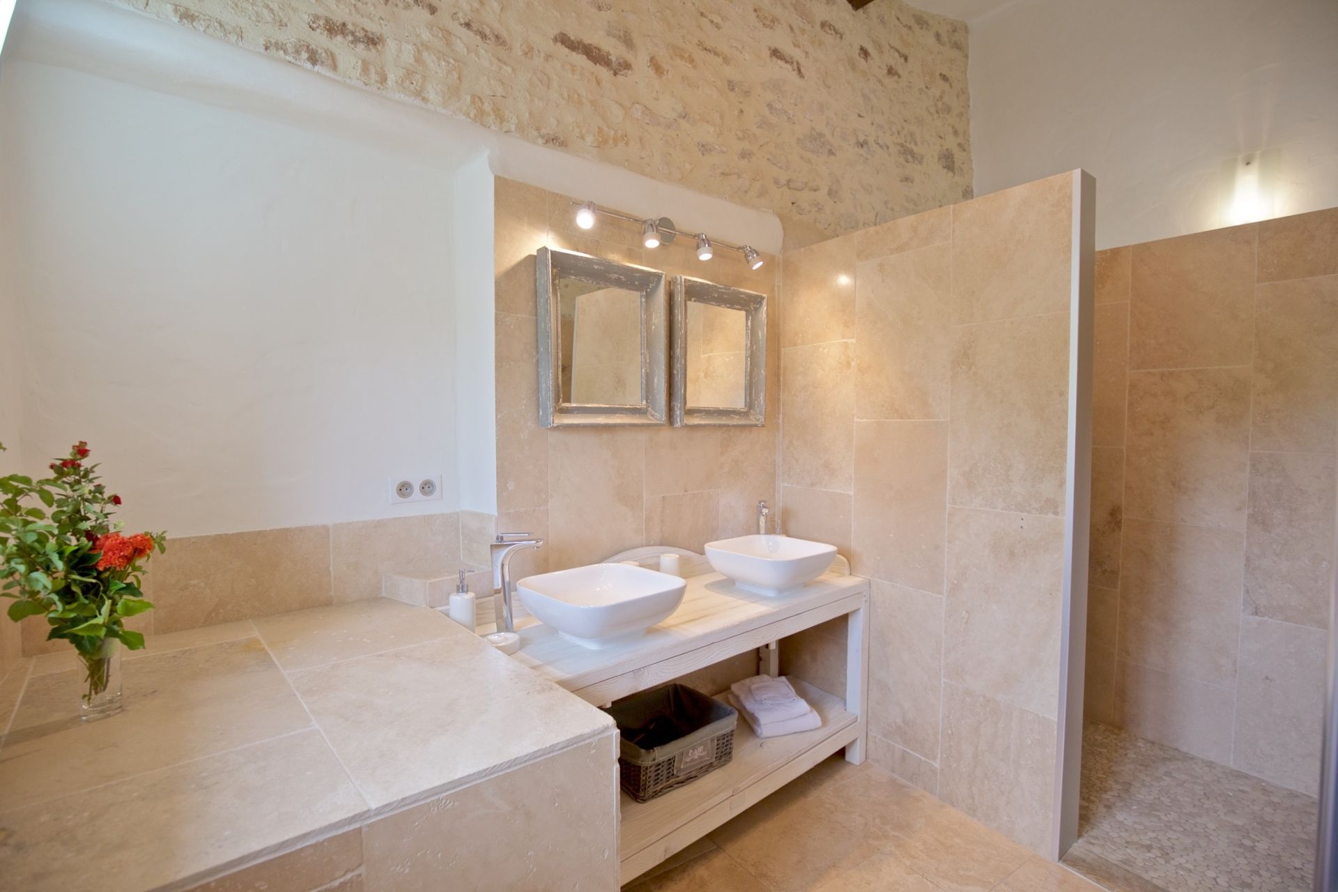 maison traditionnelle 7 Pièces en location saisonnière sur BONNIEUX (84480)