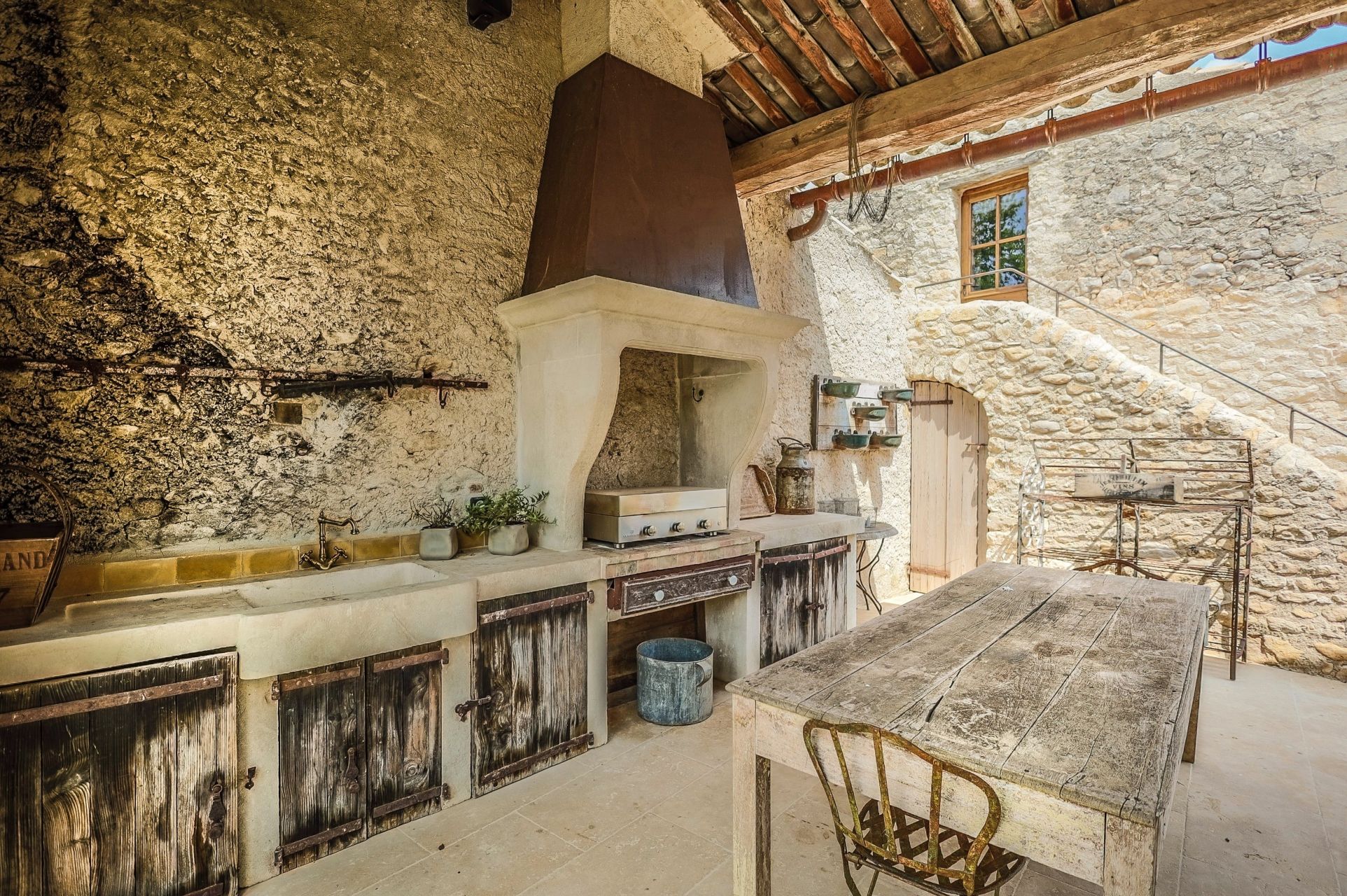 house 10 Rooms for seasonal rent on MENERBES (84560)