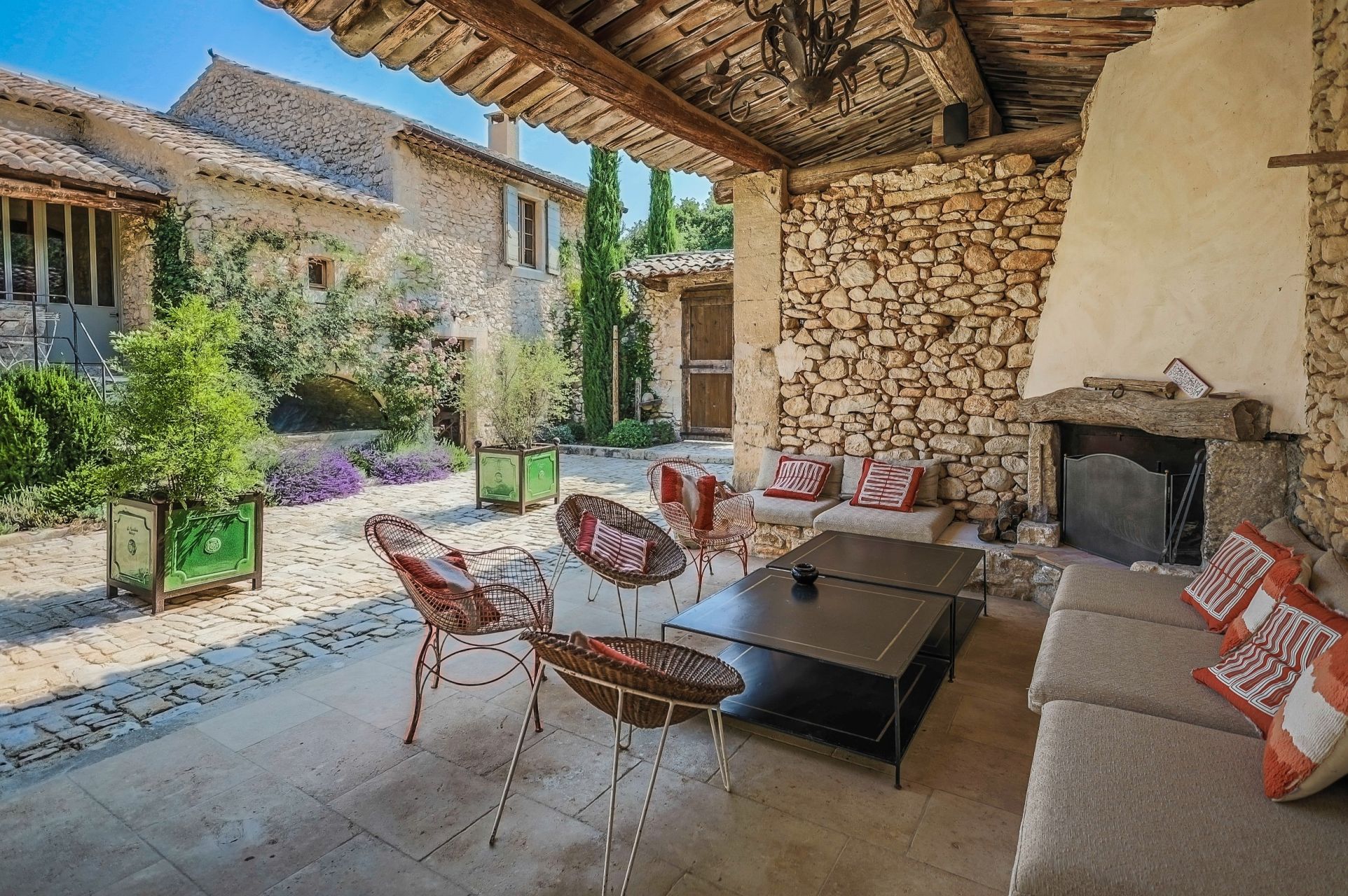 house 10 Rooms for seasonal rent on MENERBES (84560)