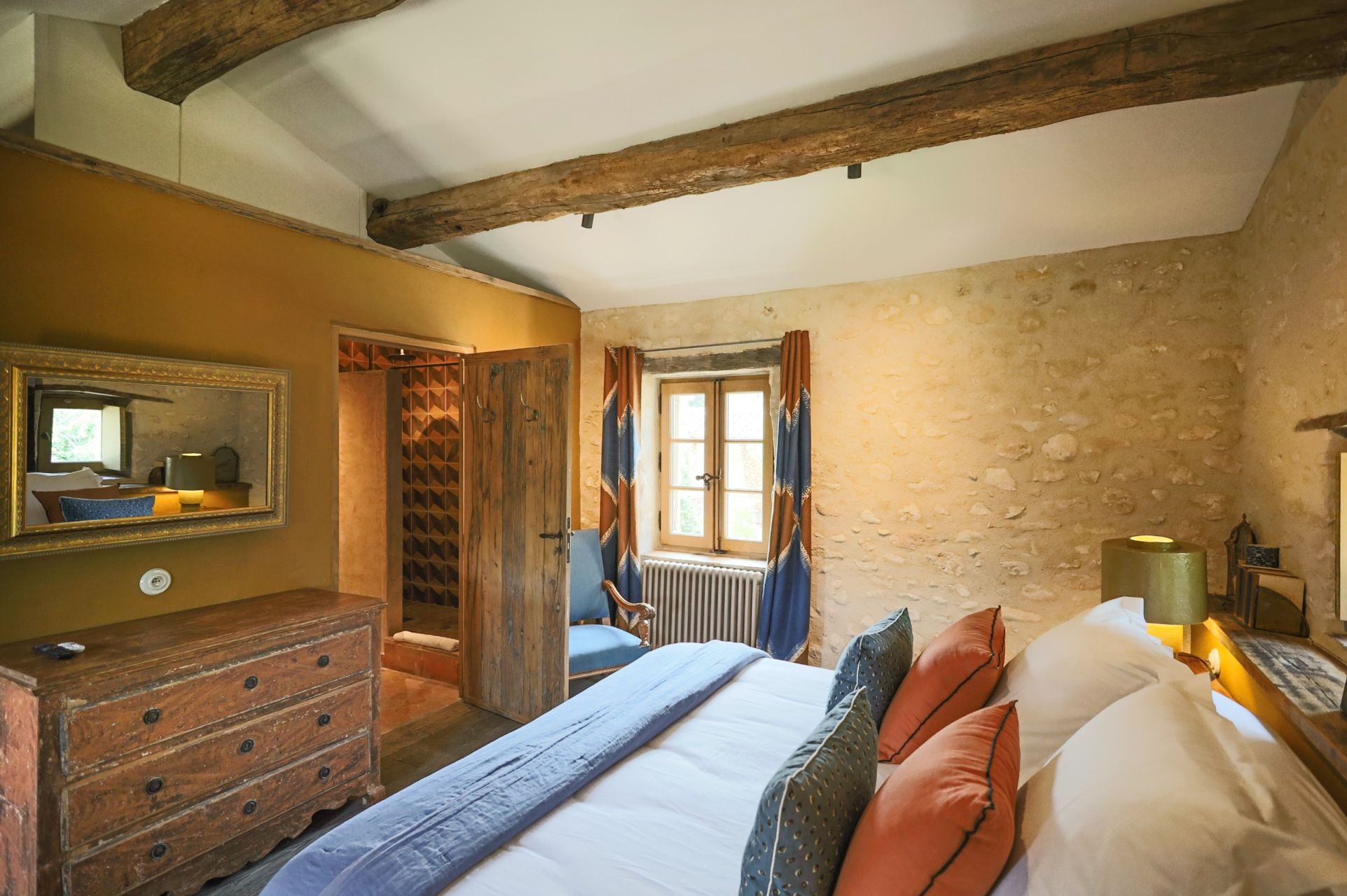 house 10 Rooms for seasonal rent on MENERBES (84560)