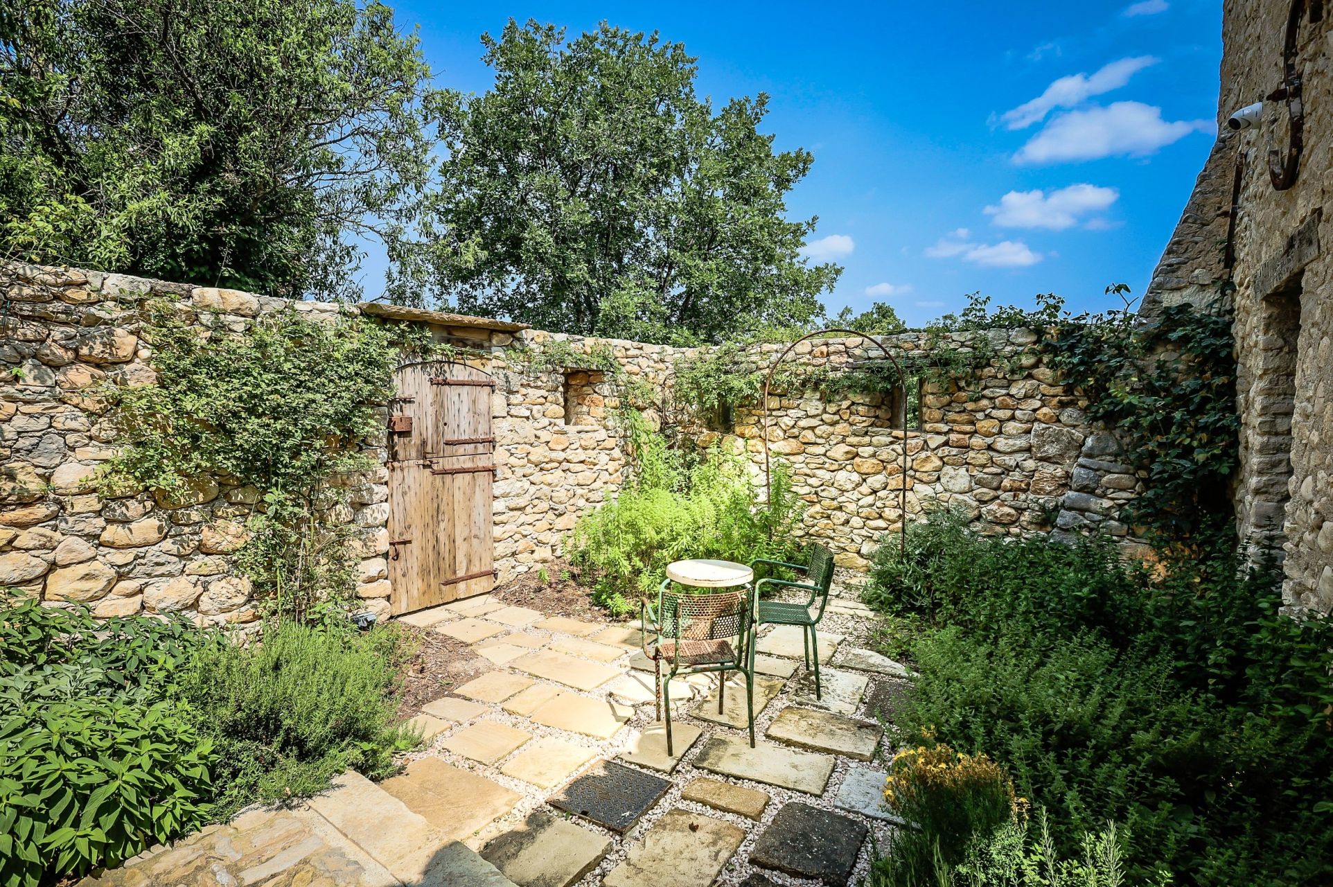 house 10 Rooms for seasonal rent on MENERBES (84560)