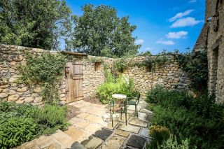 house 10 Rooms for seasonal rent on MENERBES (84560)