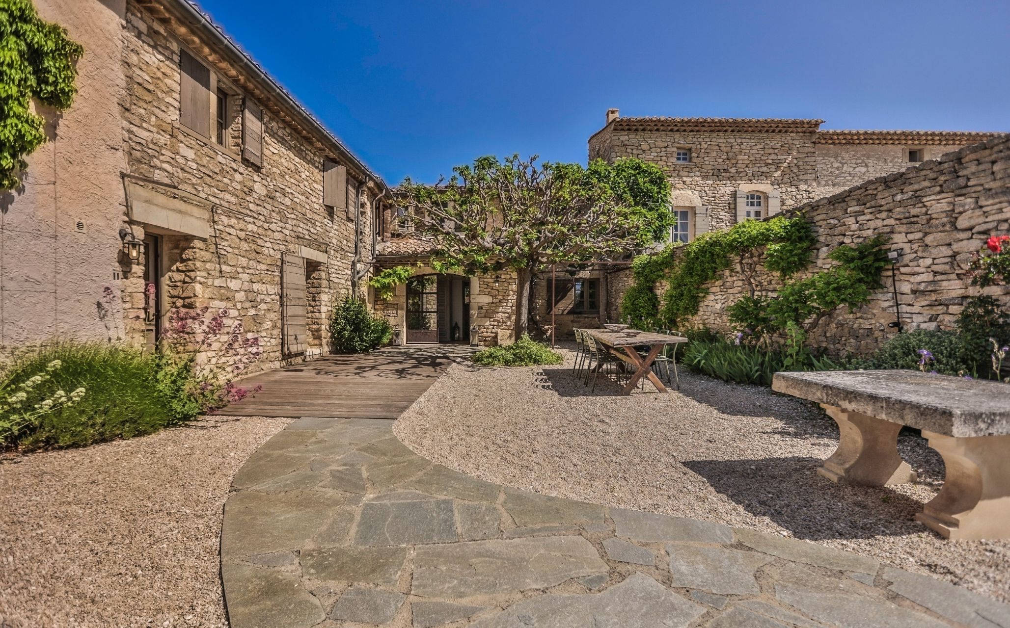 maison de ville 9 Pièces en location saisonnière sur GORDES (84220)