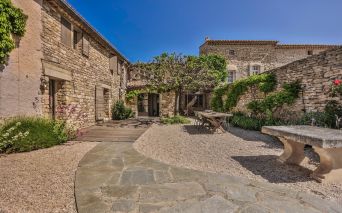 maison de ville 9 Pièces en location saisonnière sur GORDES (84220)