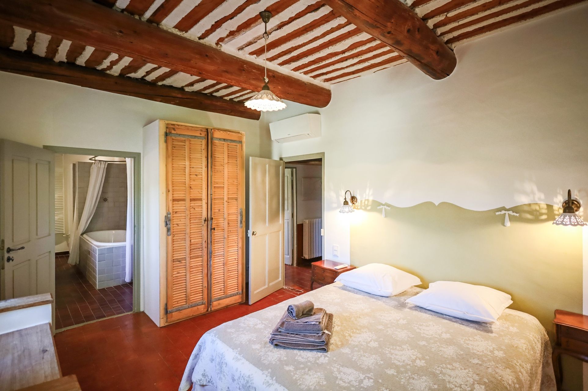 house 7 Rooms for seasonal rent on ST SATURNIN LES APT (84490)