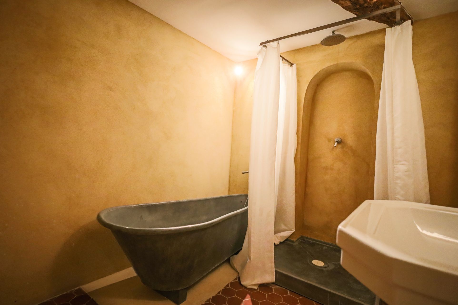 house 7 Rooms for seasonal rent on ST SATURNIN LES APT (84490)