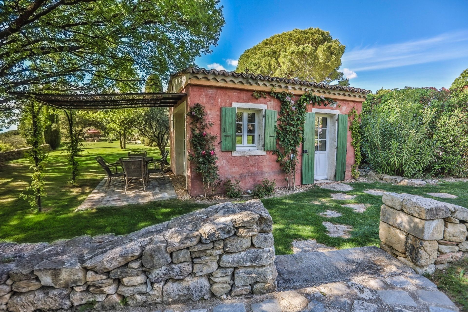 house 11 Rooms for seasonal rent on OPPEDE (84580)