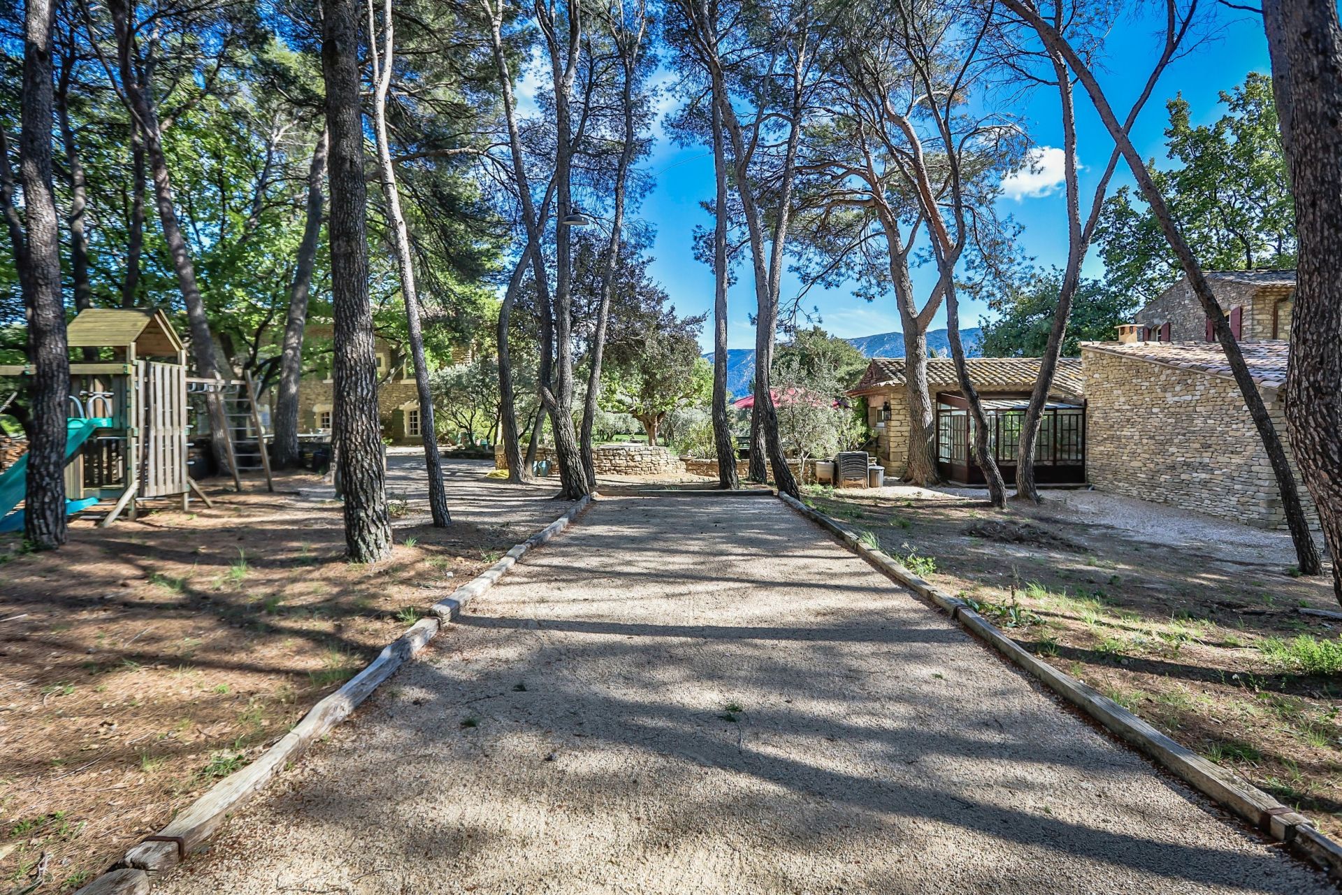 house 11 Rooms for seasonal rent on OPPEDE (84580)