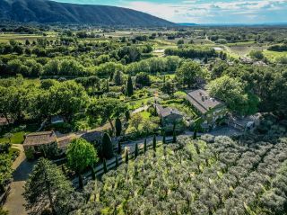 house 11 Rooms for seasonal rent on OPPEDE (84580)