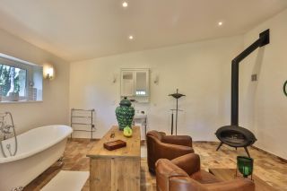 house 11 Rooms for seasonal rent on OPPEDE (84580)