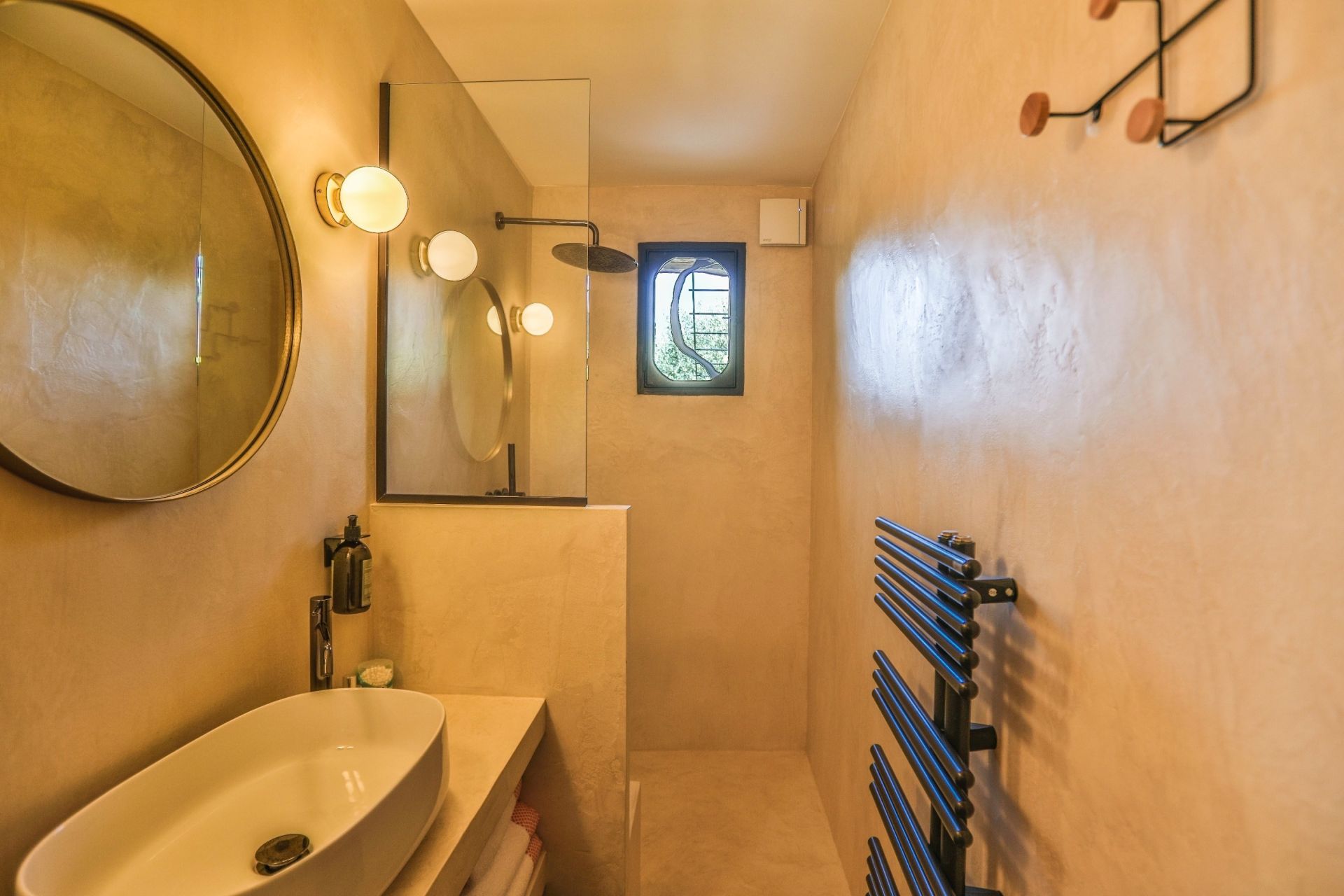 house 8 Rooms for seasonal rent on OPPEDE (84580)