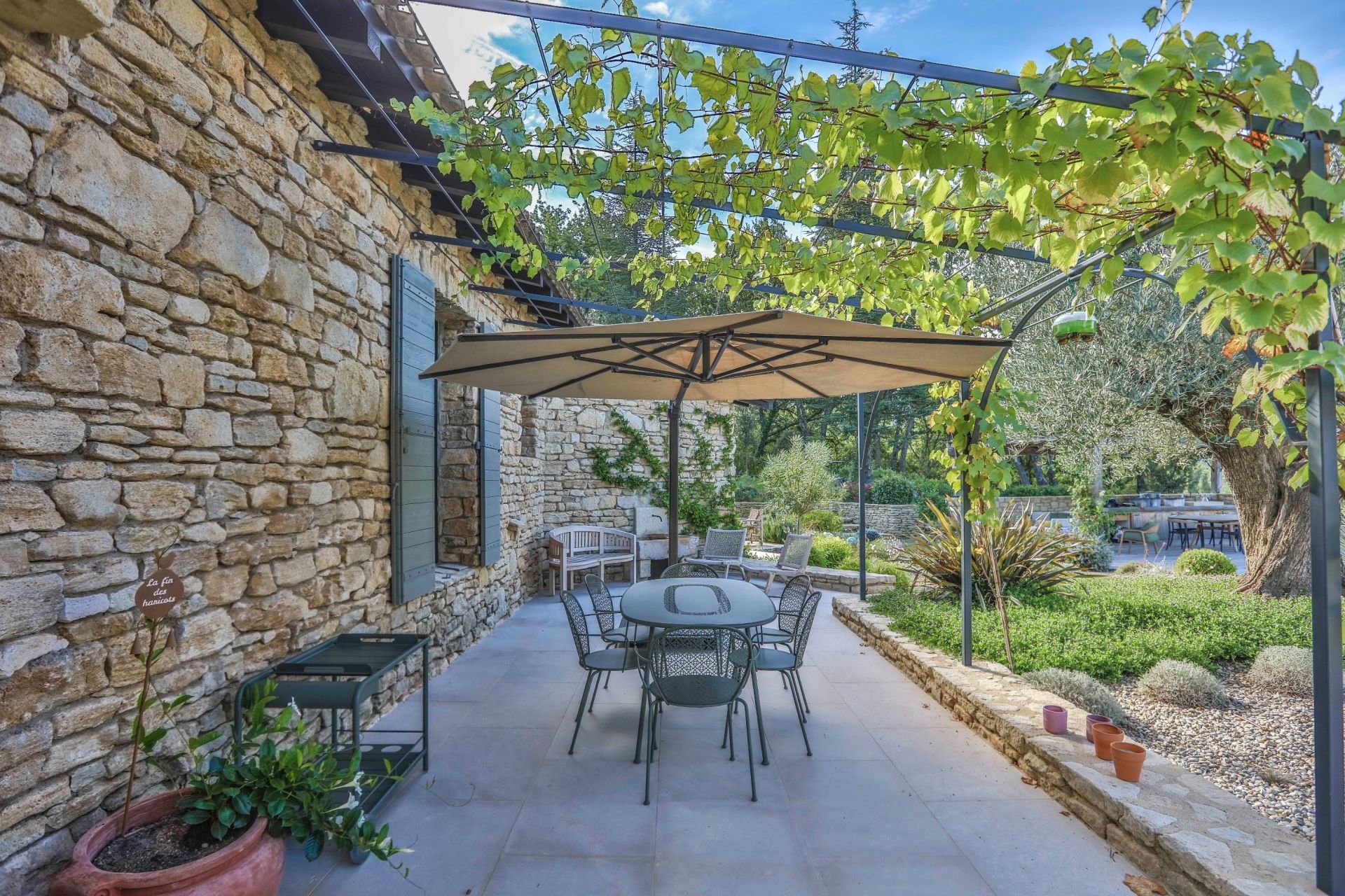 house 8 Rooms for seasonal rent on OPPEDE (84580)