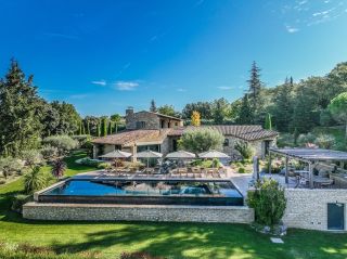 house 8 Rooms for seasonal rent on OPPEDE (84580)