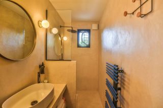 house 8 Rooms for seasonal rent on OPPEDE (84580)