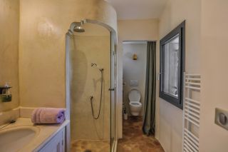 house 8 Rooms for seasonal rent on OPPEDE (84580)