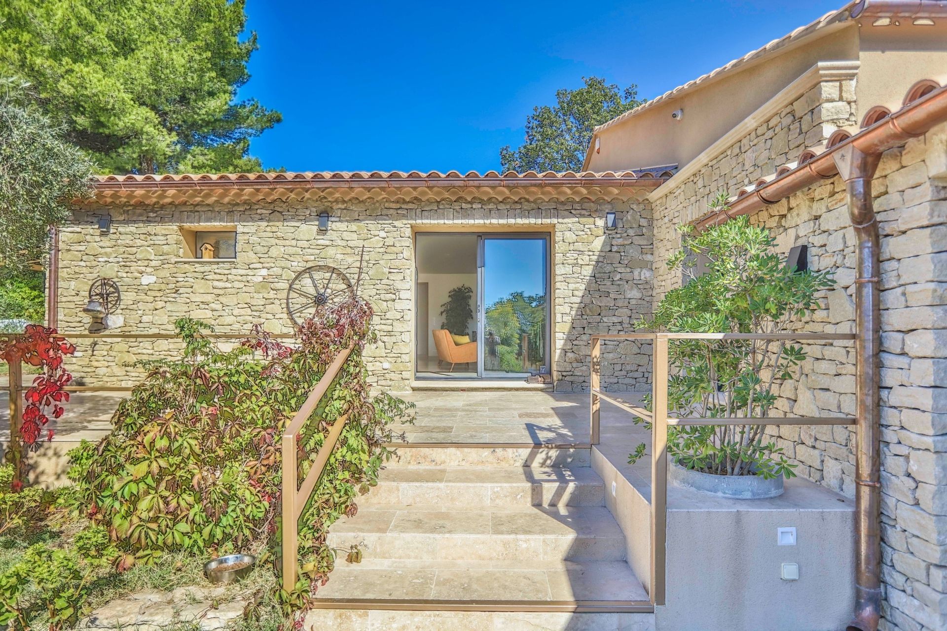 house 6 Rooms for sale on SAUMANE DE VAUCLUSE (84800)