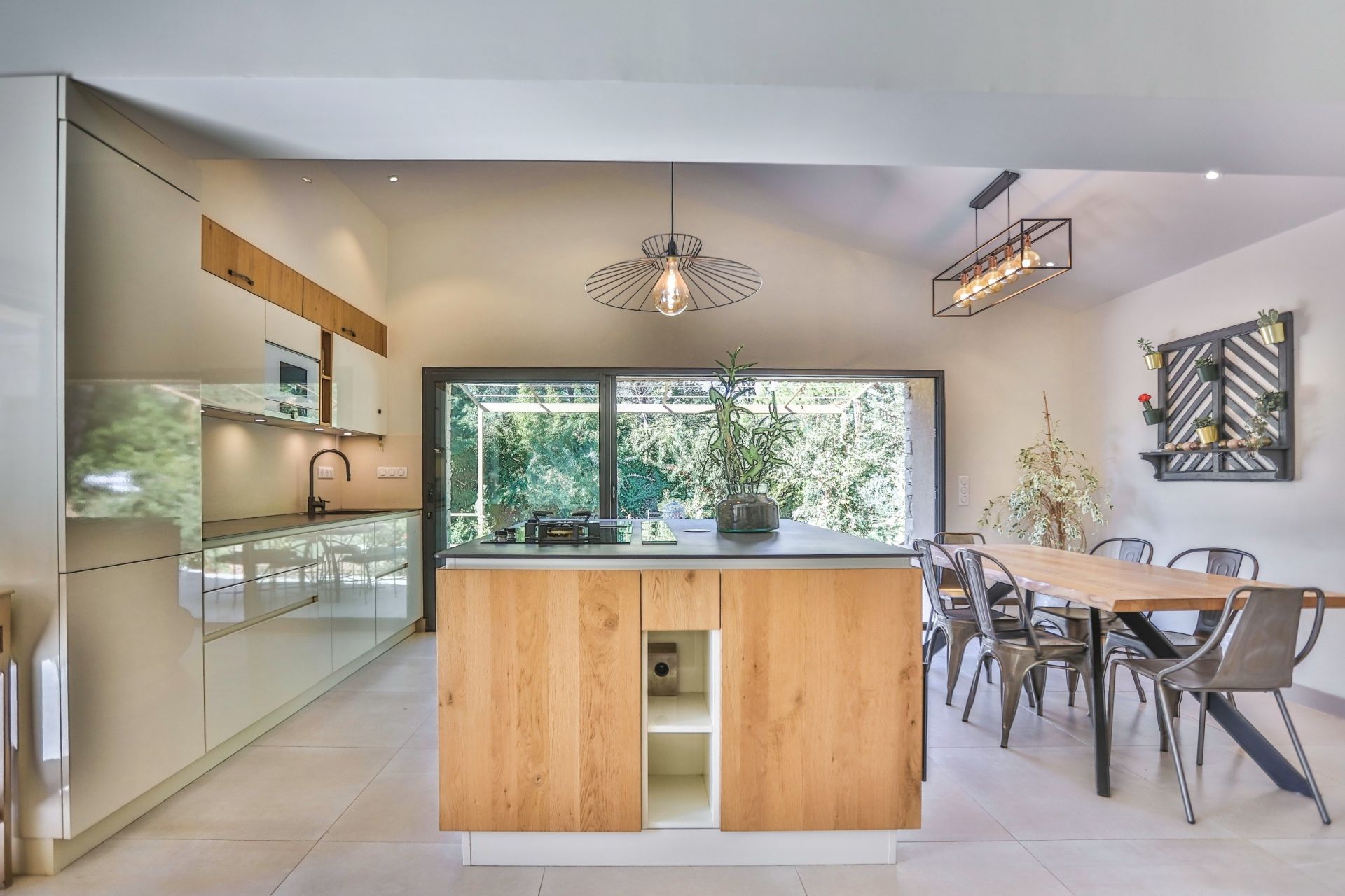 house 6 Rooms for sale on SAUMANE DE VAUCLUSE (84800)
