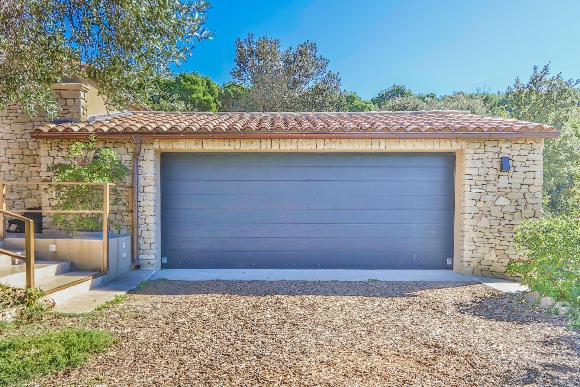 house 6 Rooms for sale on SAUMANE DE VAUCLUSE (84800)