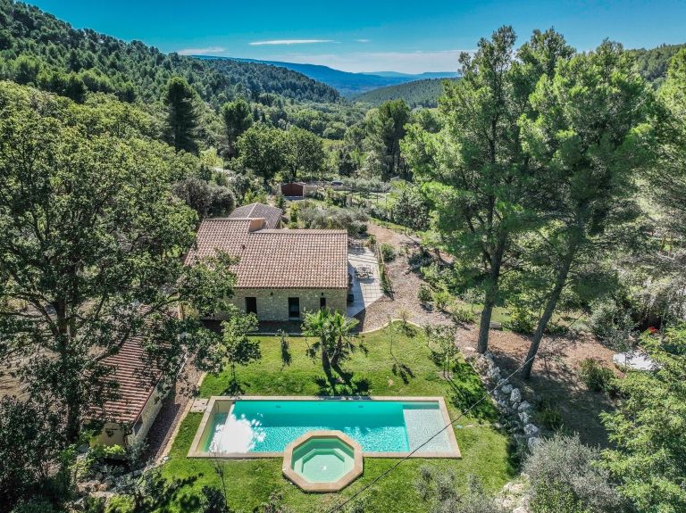 house 6 Rooms for sale on SAUMANE DE VAUCLUSE (84800)