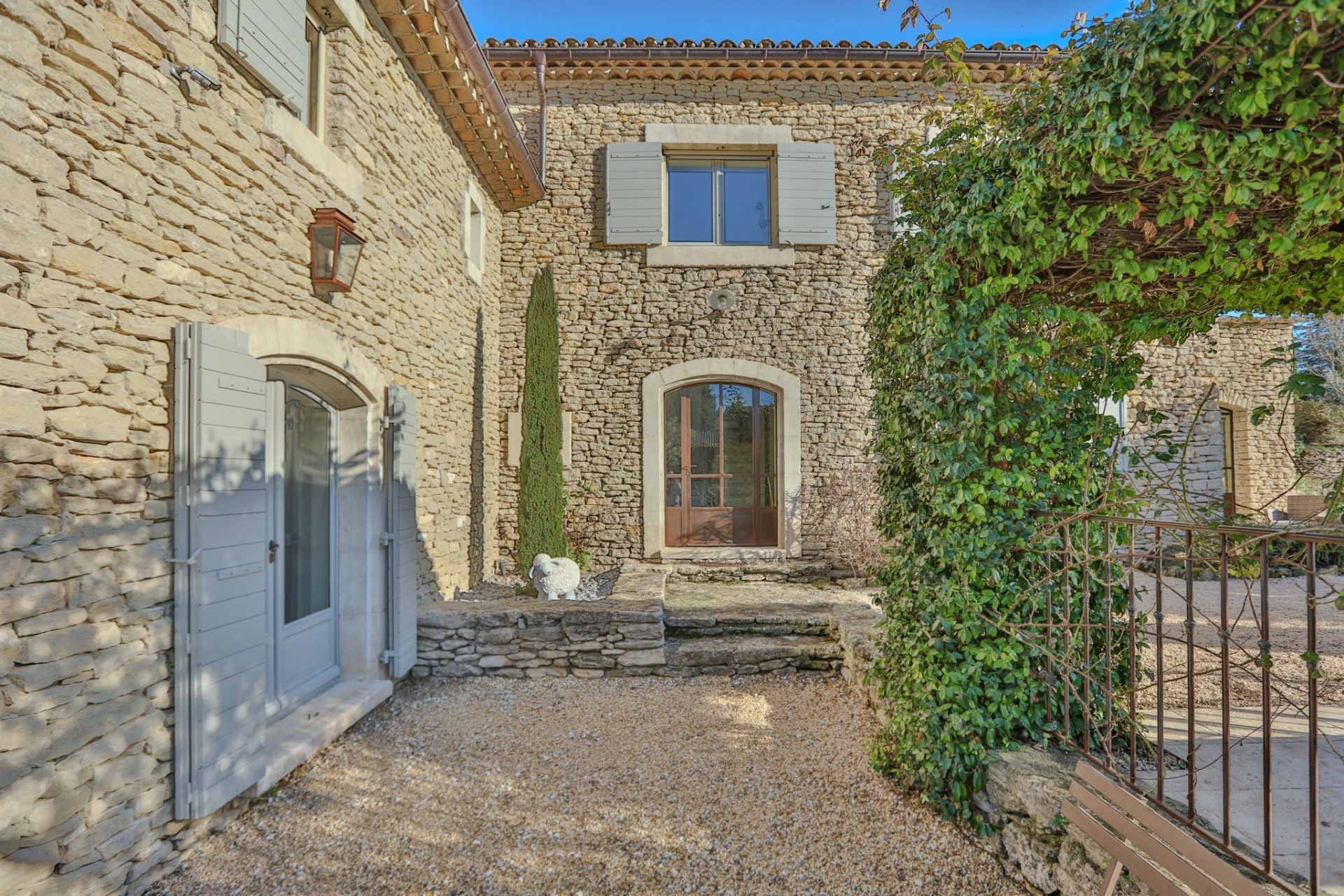 house 11 Rooms for sale on GORDES (84220)