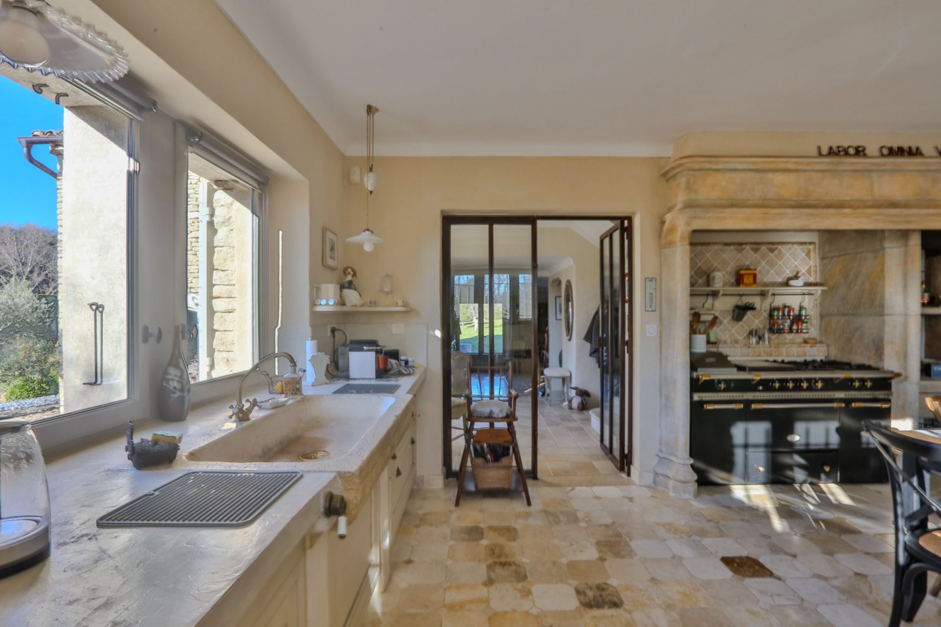 house 11 Rooms for sale on GORDES (84220)