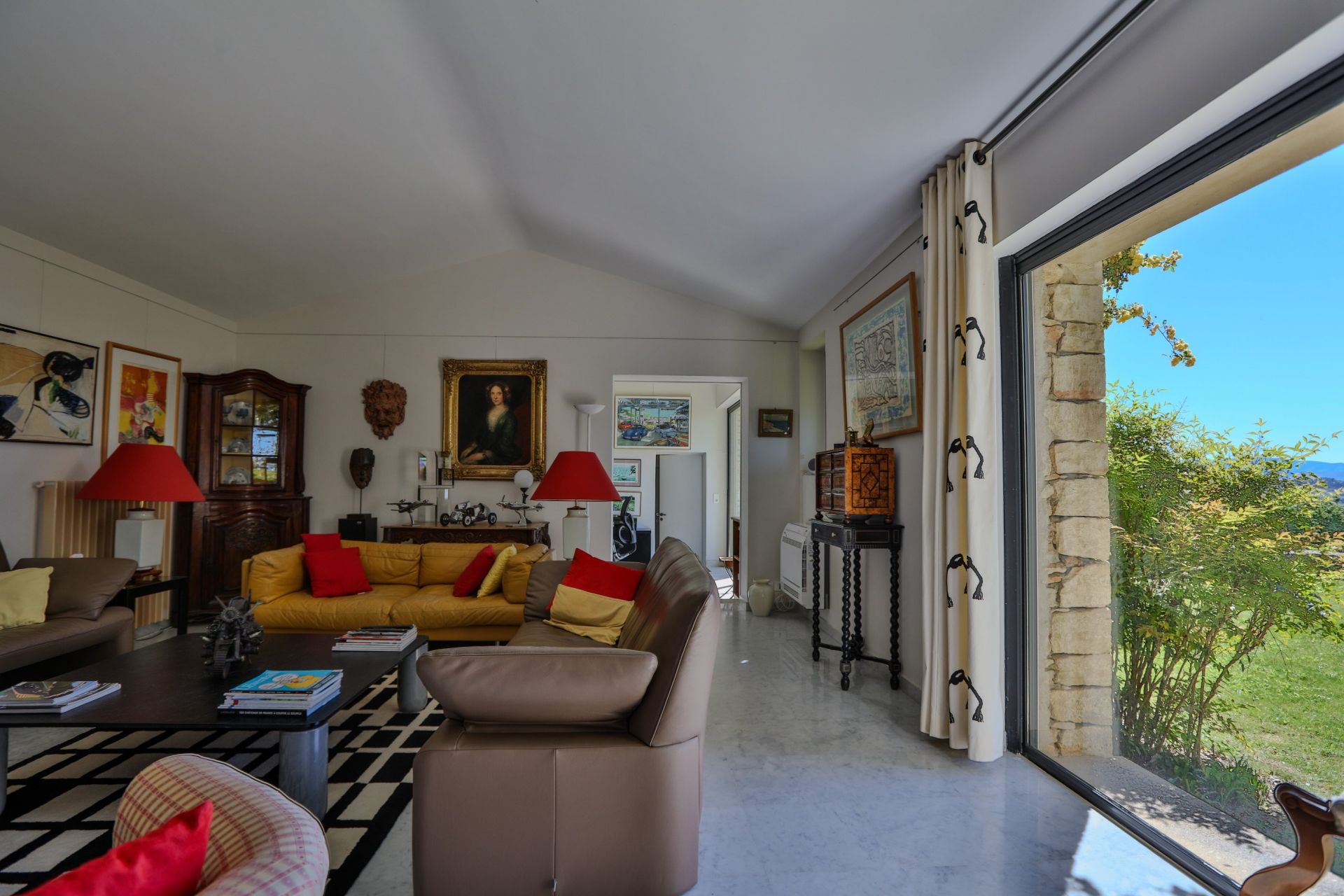house 10 Rooms for sale on GORDES (84220)