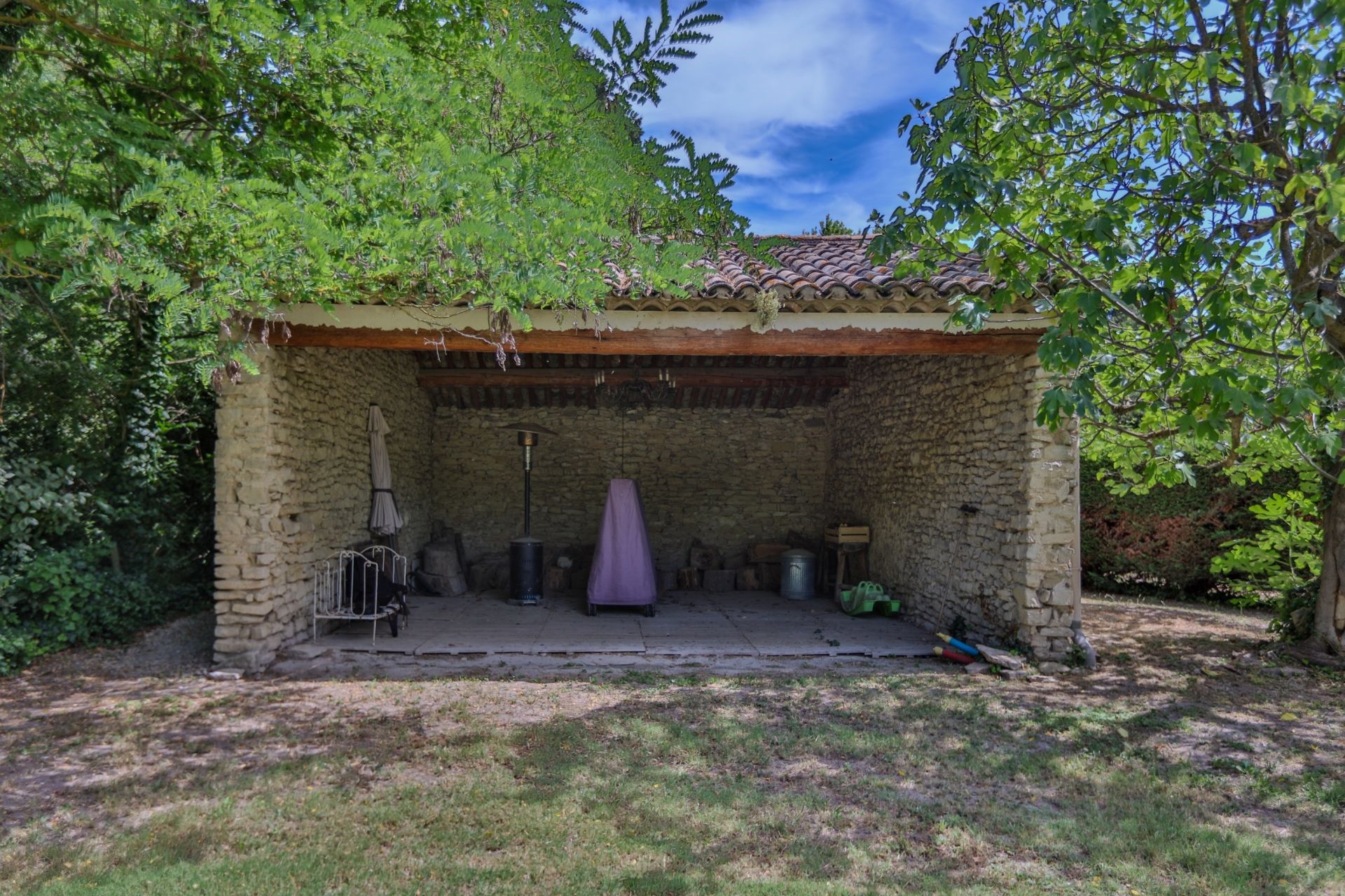 house 7 Rooms for sale on SAUMANE DE VAUCLUSE (84800)