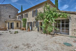 house 7 Rooms for sale on SAUMANE DE VAUCLUSE (84800)