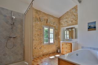 house 7 Rooms for sale on SAUMANE DE VAUCLUSE (84800)