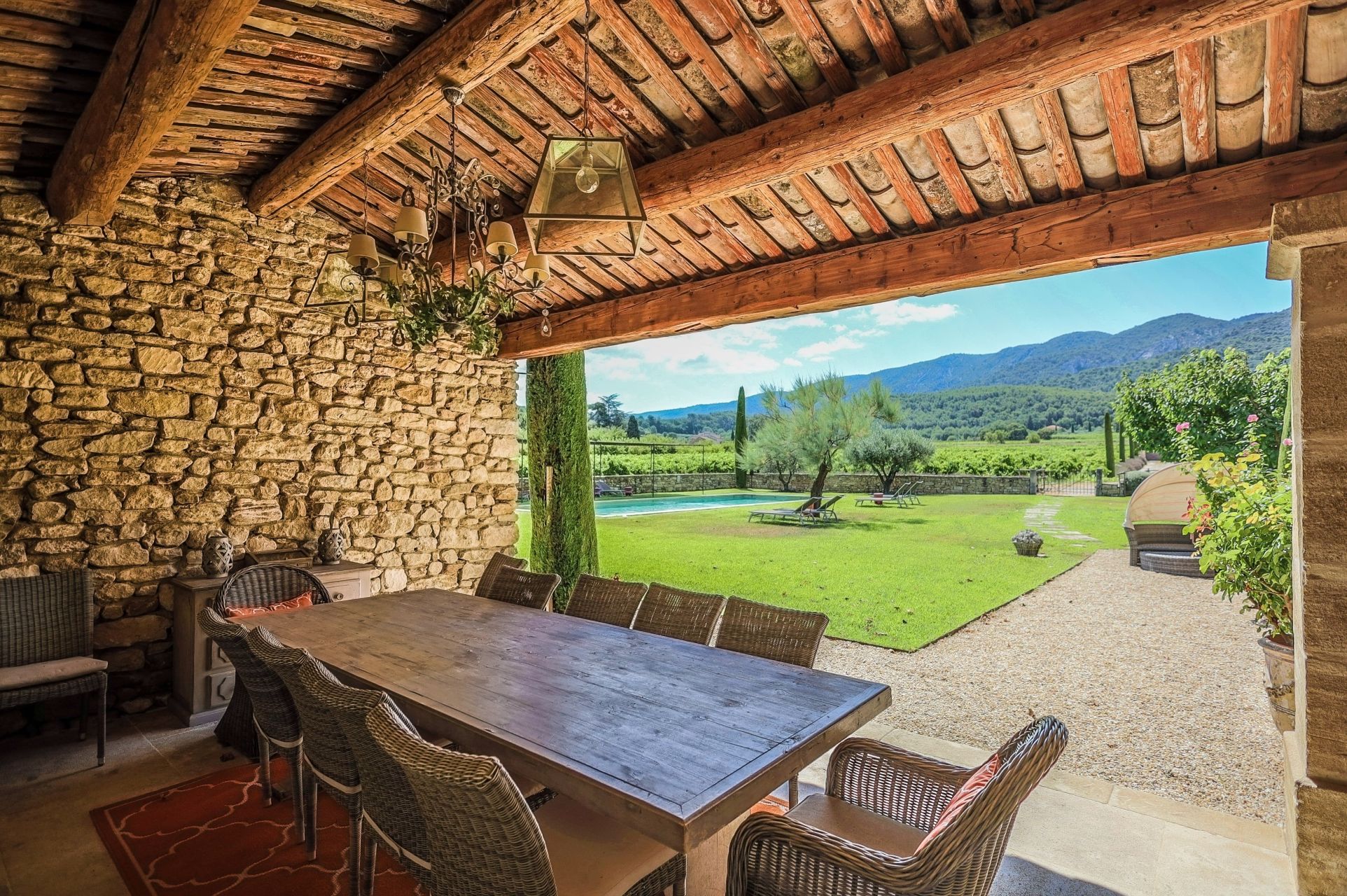 mansion 8 Rooms for seasonal rent on OPPEDE (84580)