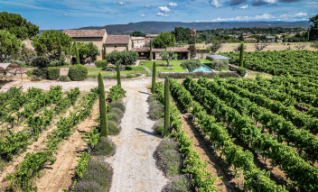 mansion 8 Rooms for seasonal rent on OPPEDE (84580)