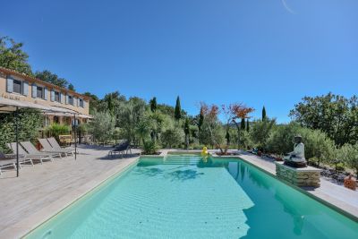 Vente Propriété Murs 10 Pièces 310 m²