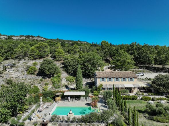 Vente Propriété Murs 10 Pièces 310 m²