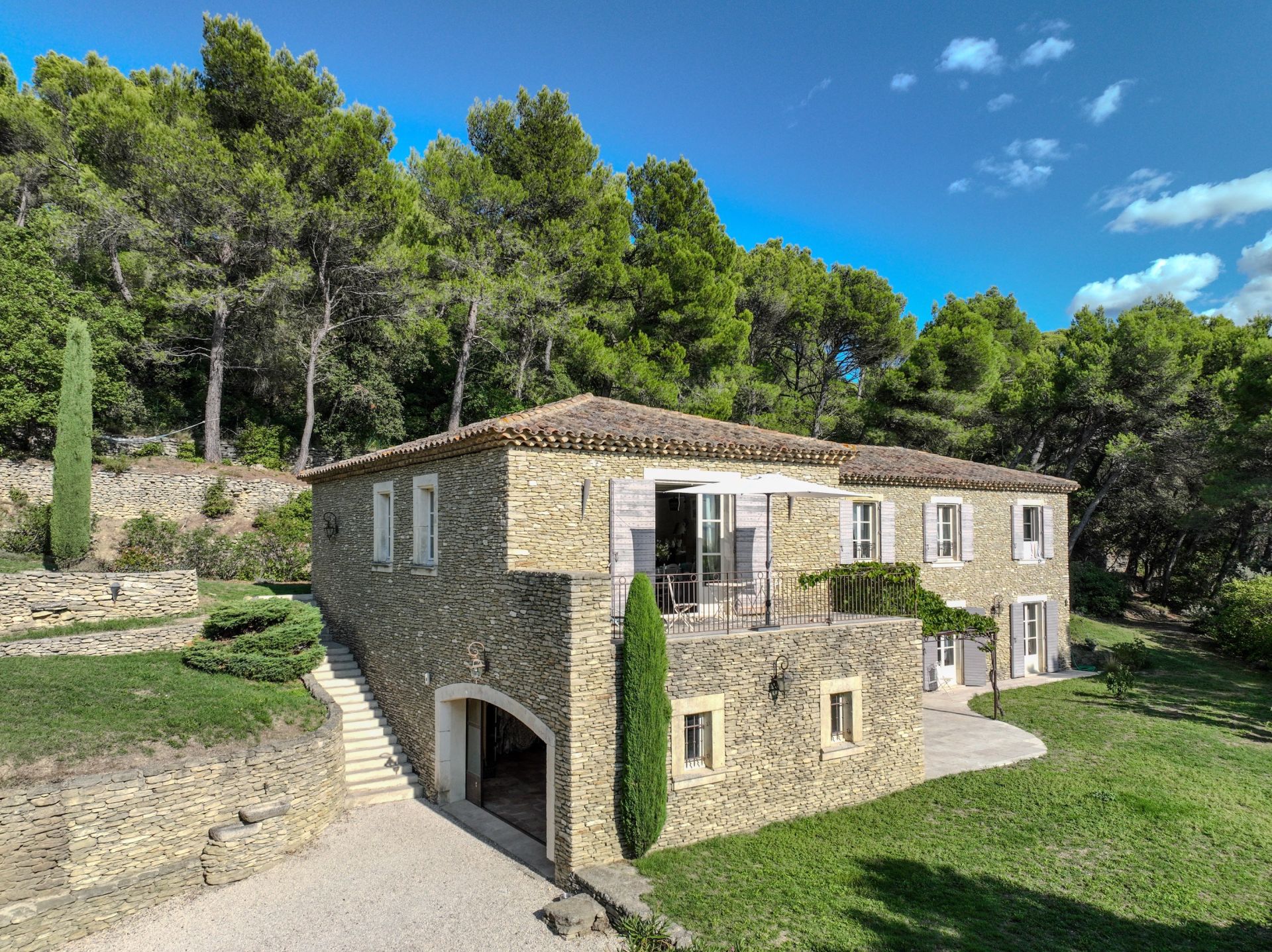 house 7 Rooms for sale on SAUMANE DE VAUCLUSE (84800)