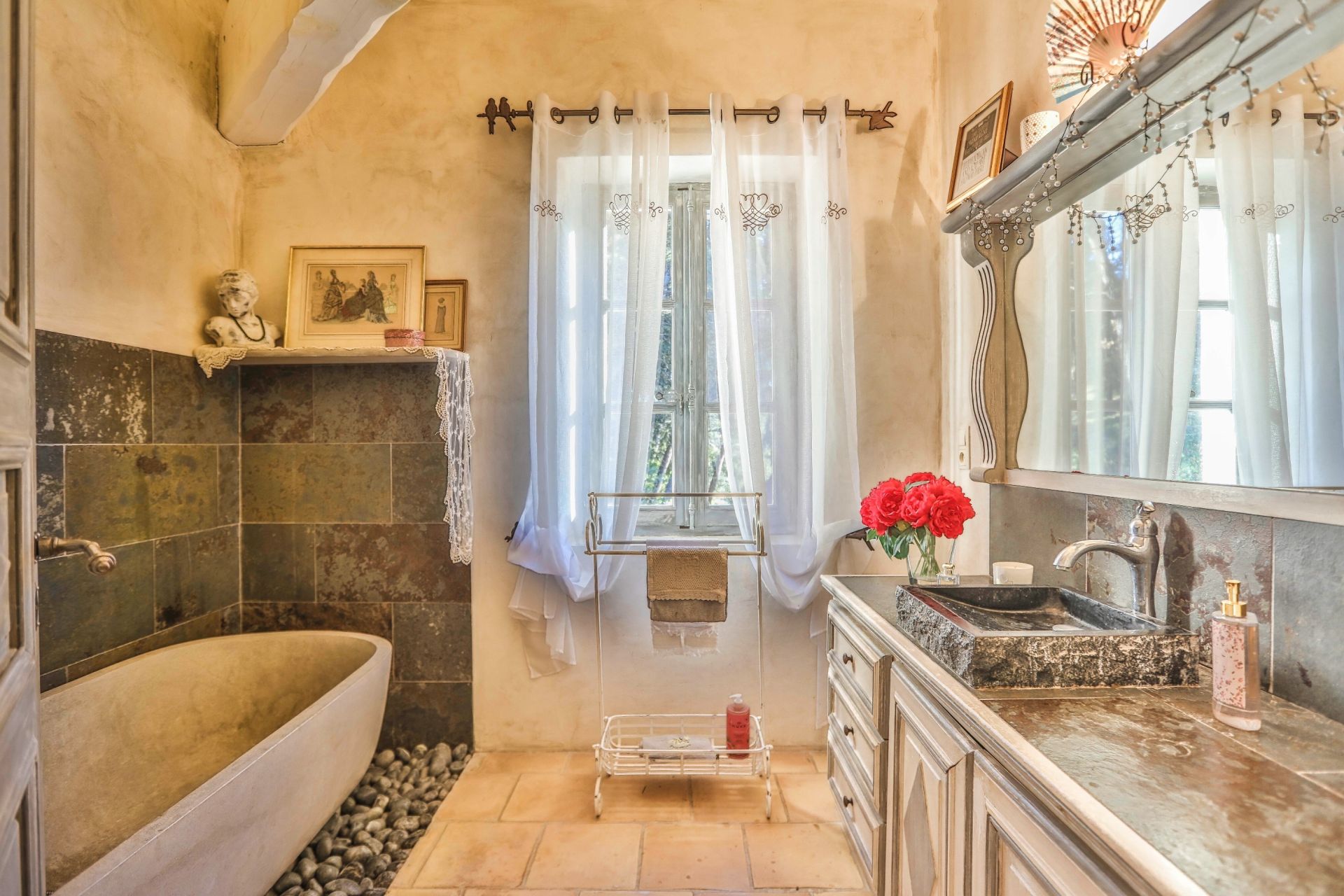 house 7 Rooms for sale on SAUMANE DE VAUCLUSE (84800)