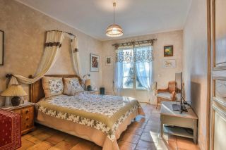 house 7 Rooms for sale on SAUMANE DE VAUCLUSE (84800)