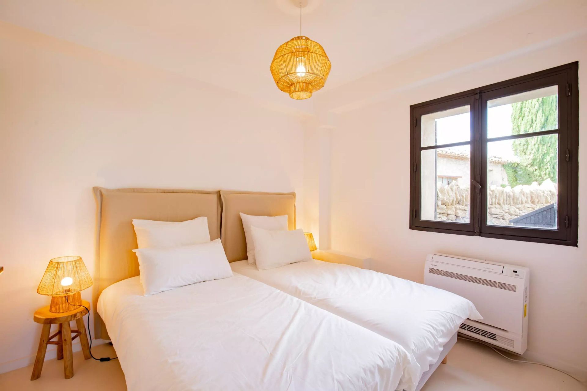 house 7 Rooms for sale on GORDES (84220)