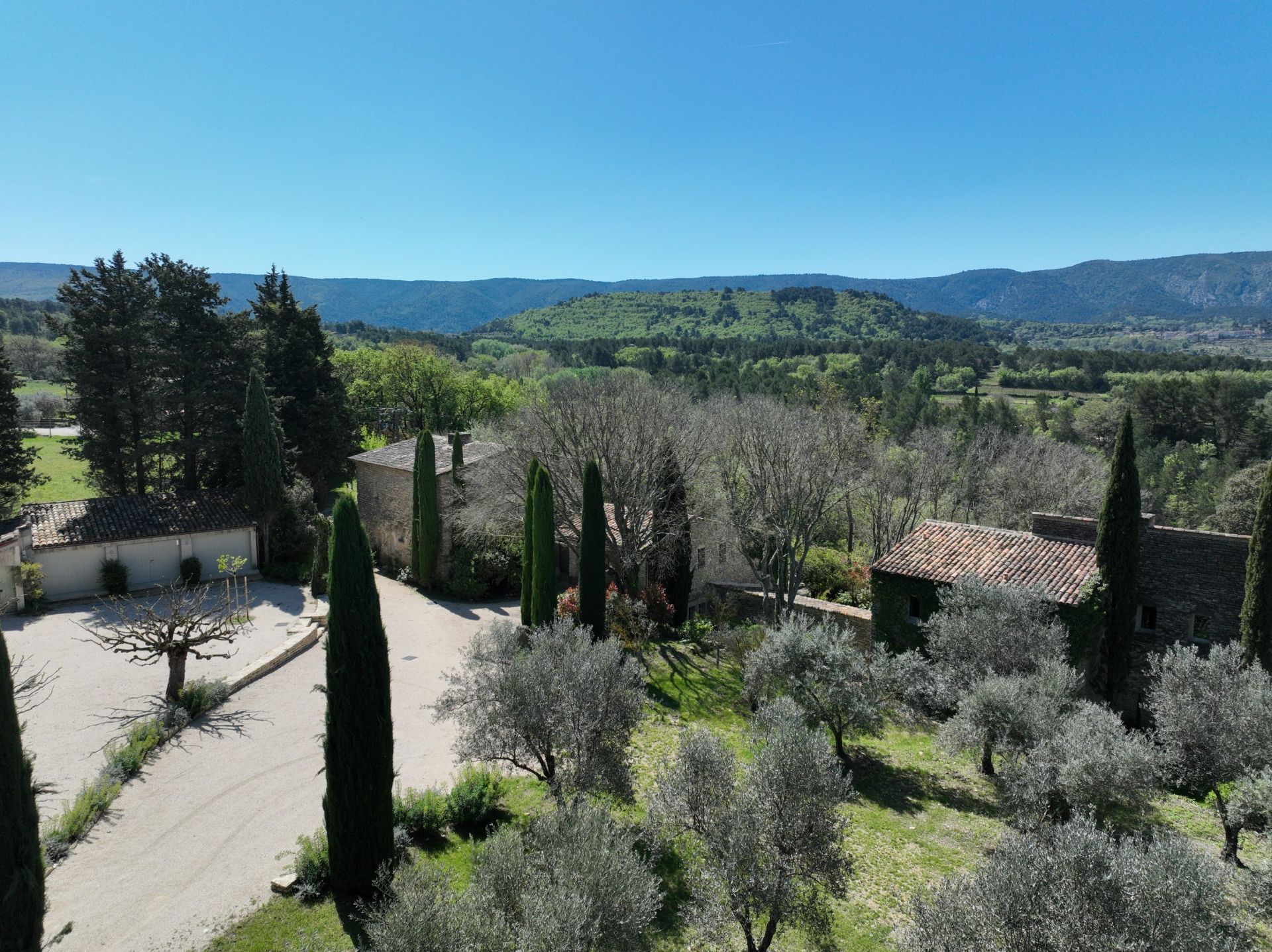 property 15 Rooms for sale on MENERBES (84560)