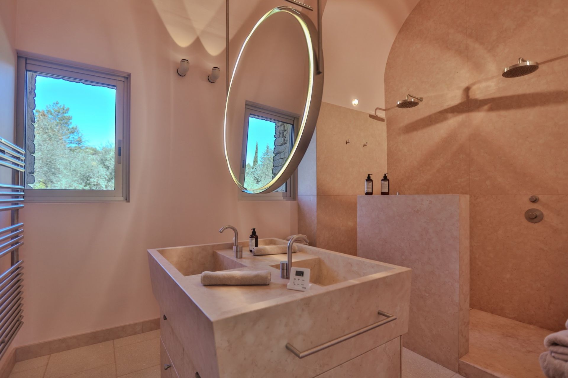 property 15 Rooms for sale on MENERBES (84560)