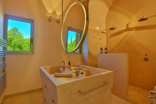 propriété 15 Pièces en vente sur MENERBES (84560)