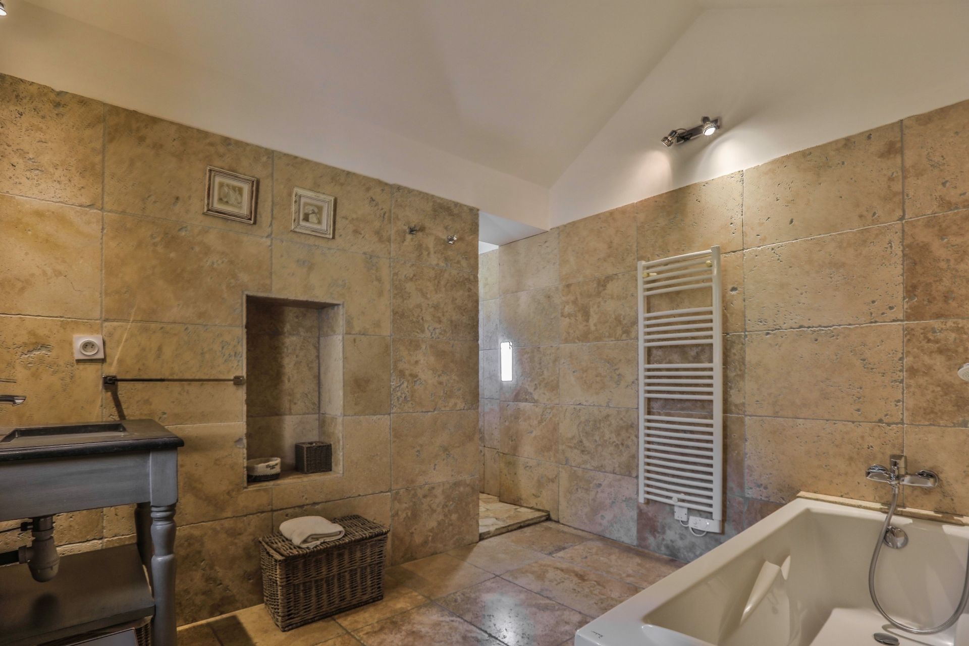propriété 21 Pièces en vente sur LORIOL DU COMTAT (84870)